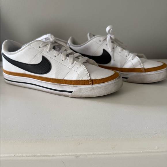 Nike Court Shoes – Women’s 8 - Picture 1 of 7